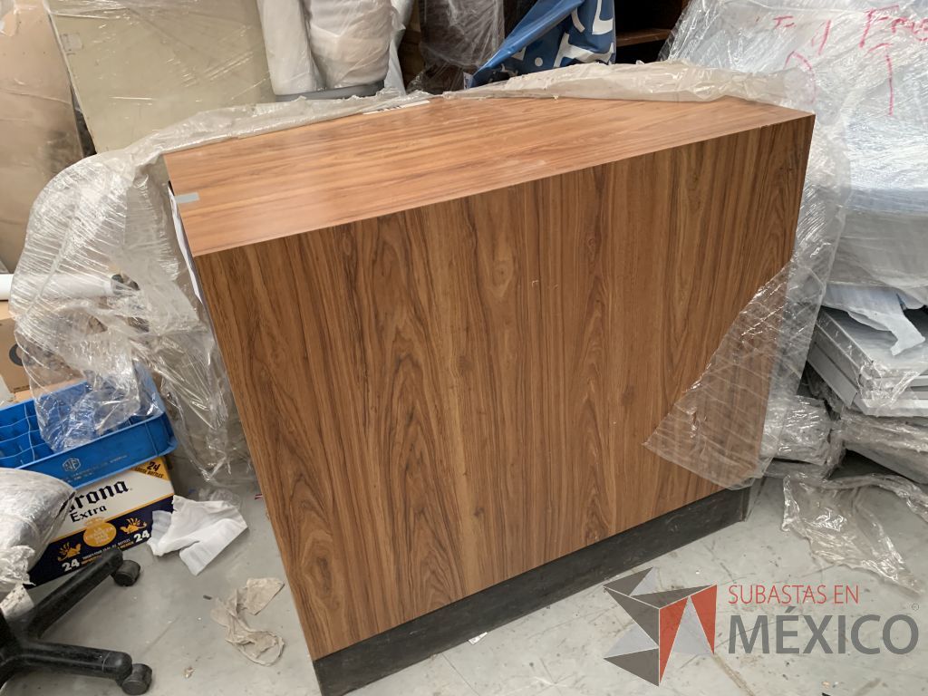 Lote 017 - 2 Señalizaciones, 55 Postes metálicos fijos y rack de madera con ruedas - Imagen 5