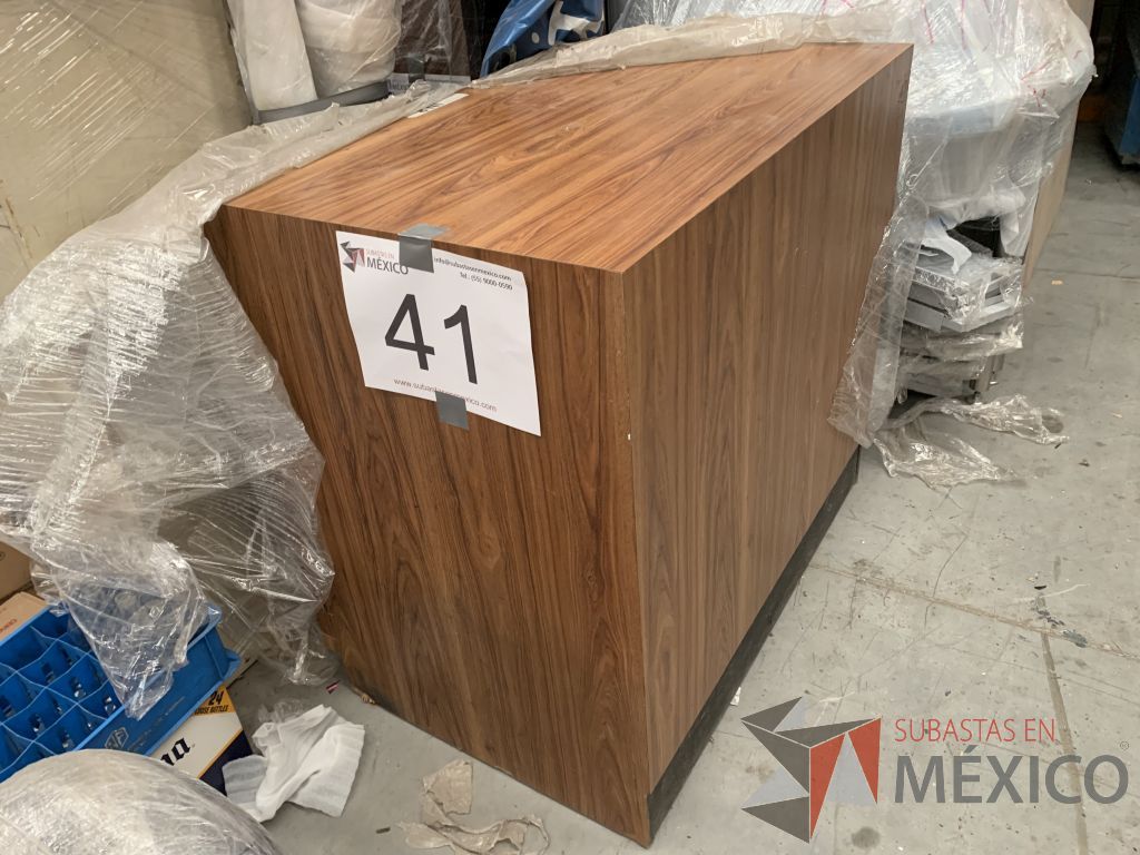 Lote 017 - 2 Señalizaciones, 55 Postes metálicos fijos y rack de madera con ruedas - Imagen 6