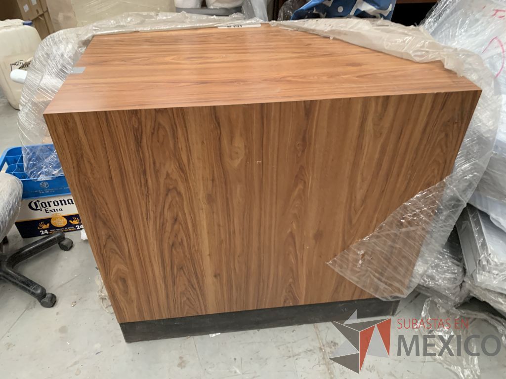 Lote 017 - 2 Señalizaciones, 55 Postes metálicos fijos y rack de madera con ruedas - Imagen 7