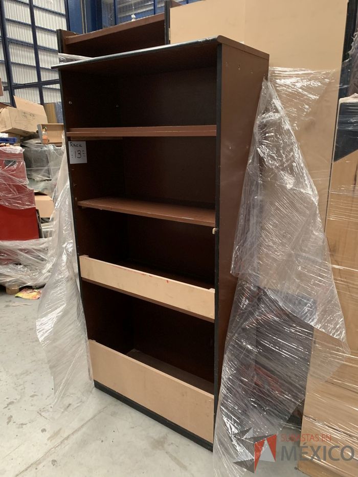 S024 Locker Lote 024 - Locker vertical y 2 libreros de madera. - Subastas en México