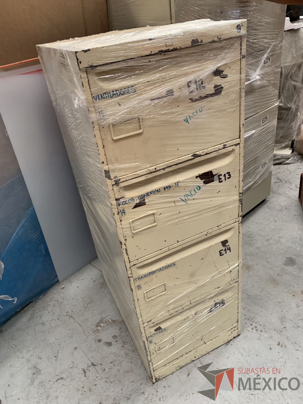 Lote 028 - 2 Archiveros de cuatro cajones de metal 60 cm de largo x 47 cm de ancho y 1.32 m de alto, diferente color - Imagen 5