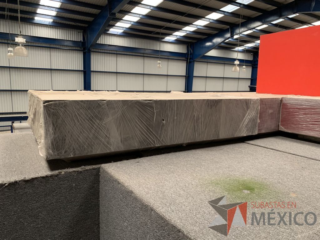 Lote 029 -25 Bancos con base de metal y 50 Artículos de madera - Imagen 5