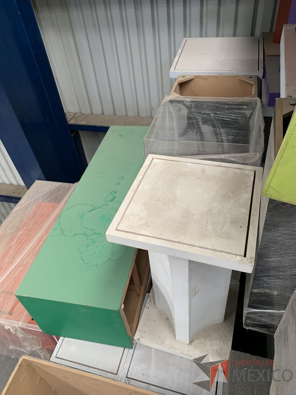 Lote 029 -25 Bancos con base de metal y 50 Artículos de madera - Imagen 6