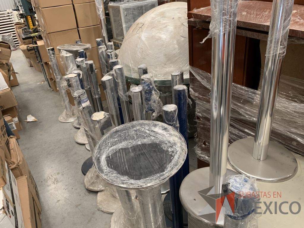 Lote 017 - 2 Señalizaciones, 55 Postes metálicos fijos y rack de madera con ruedas - Imagen 9