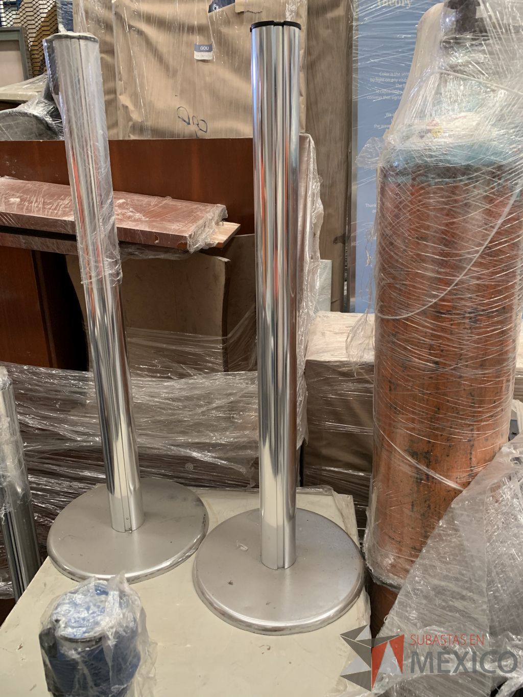 Lote 017 - 2 Señalizaciones, 55 Postes metálicos fijos y rack de madera con ruedas - Imagen 8