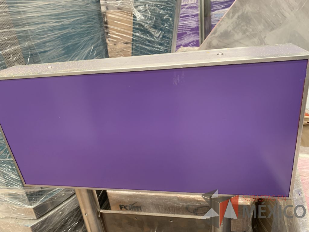 Lote 042 - 12 Exhibidores de acero inoxidable con recubrimientos de madera