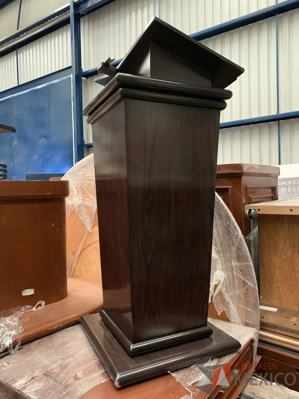 Lote 007 - Lote con más de 1,700 artículos, Stand´s, Marcos de Acero y Mobiliario (más de 550 sillas), Unifila, Tarimas... - Imagen 341