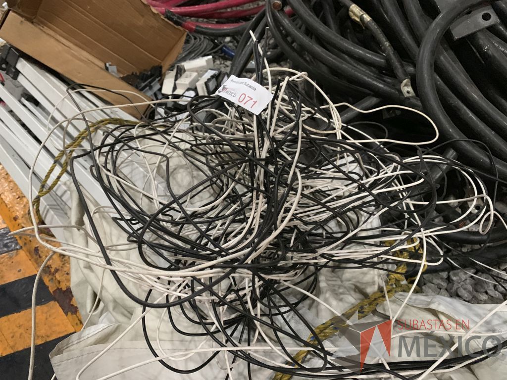 Lote 014 - Motobomba, Escalerilla de Aluminio, Rollos de Cable, Tubería, Estructura para Banco de Baterías - Imagen 47