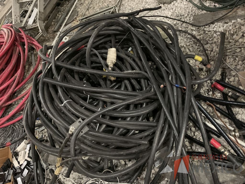 Lote 014 - Motobomba, Escalerilla de Aluminio, Rollos de Cable, Tubería, Estructura para Banco de Baterías - Imagen 52
