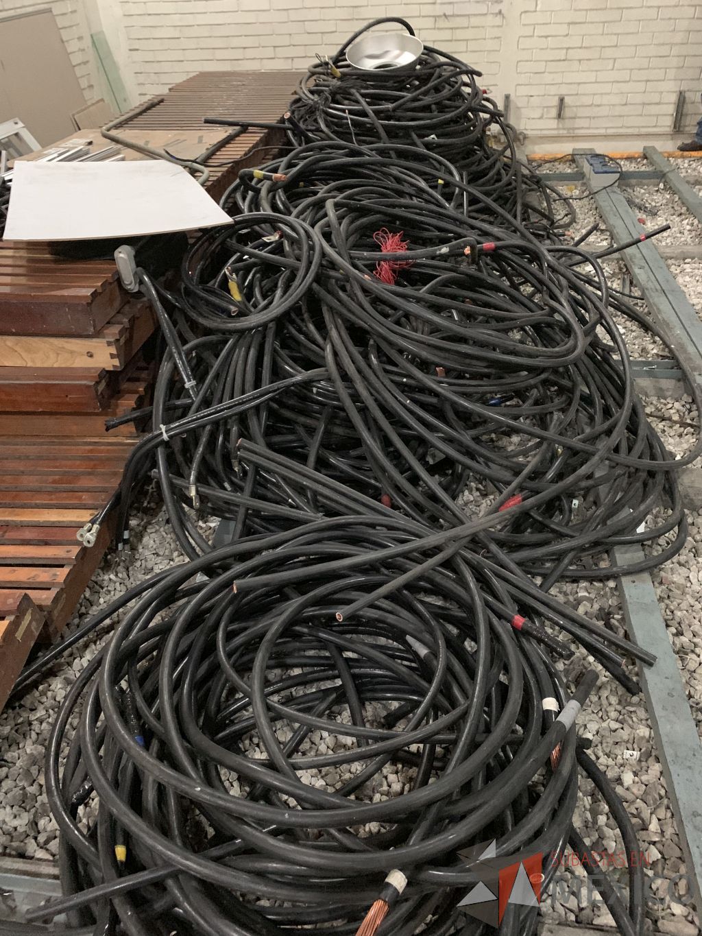 Lote 014 - Motobomba, Escalerilla de Aluminio, Rollos de Cable, Tubería, Estructura para Banco de Baterías - Imagen 53