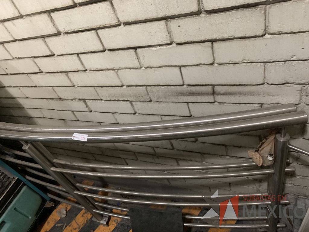 Lote 014 - Motobomba, Escalerilla de Aluminio, Rollos de Cable, Tubería, Estructura para Banco de Baterías - Imagen 59