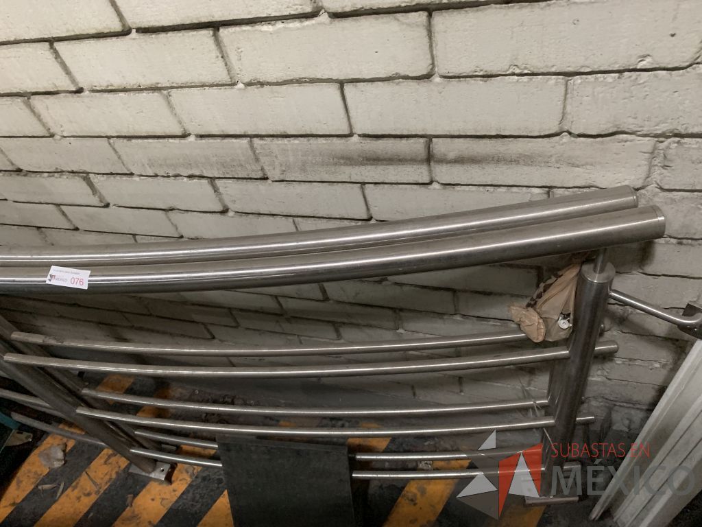 Lote 014 - Motobomba, Escalerilla de Aluminio, Rollos de Cable, Tubería, Estructura para Banco de Baterías - Imagen 61