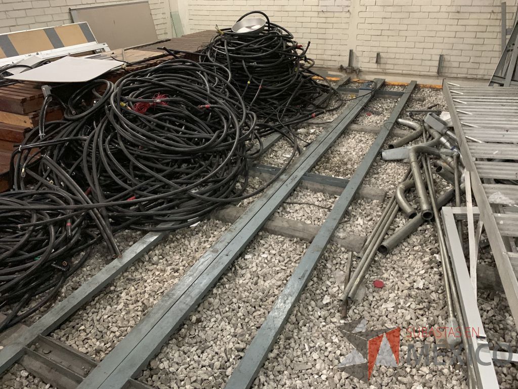 Lote 014 - Motobomba, Escalerilla de Aluminio, Rollos de Cable, Tubería, Estructura para Banco de Baterías - Imagen 62