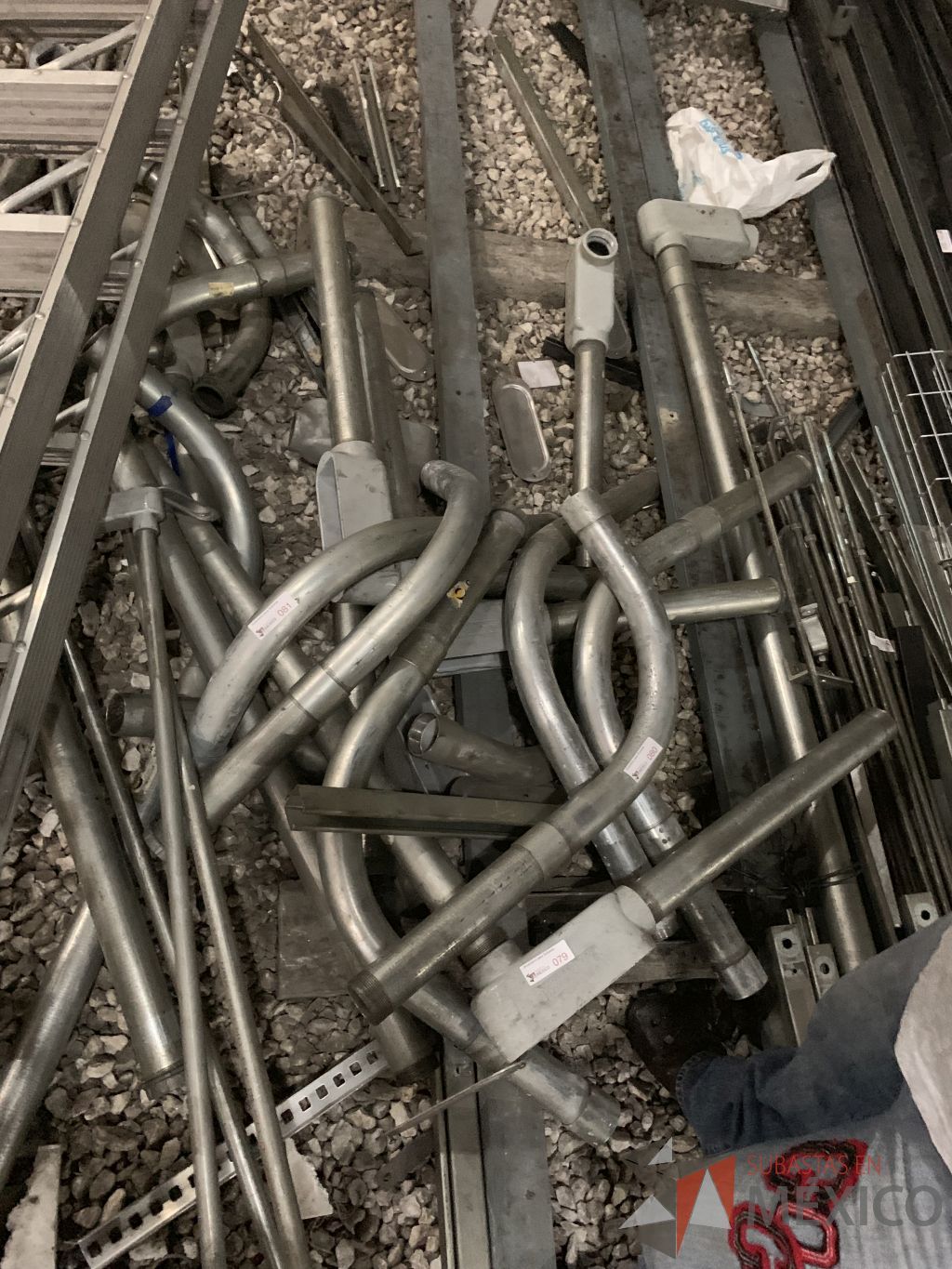 Lote 014 - Motobomba, Escalerilla de Aluminio, Rollos de Cable, Tubería, Estructura para Banco de Baterías - Imagen 74