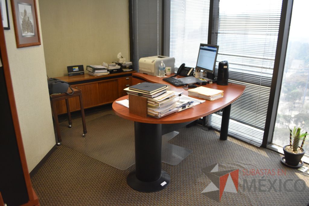 Lote 005 - Oficina ejecutiva, escritorio, credenza, archivero, mesa de apoyo