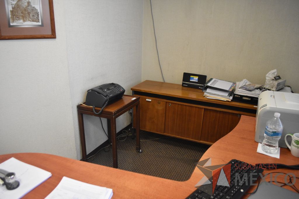 Lote 005 - Oficina ejecutiva, escritorio, credenza, archivero, mesa de apoyo - Imagen 6