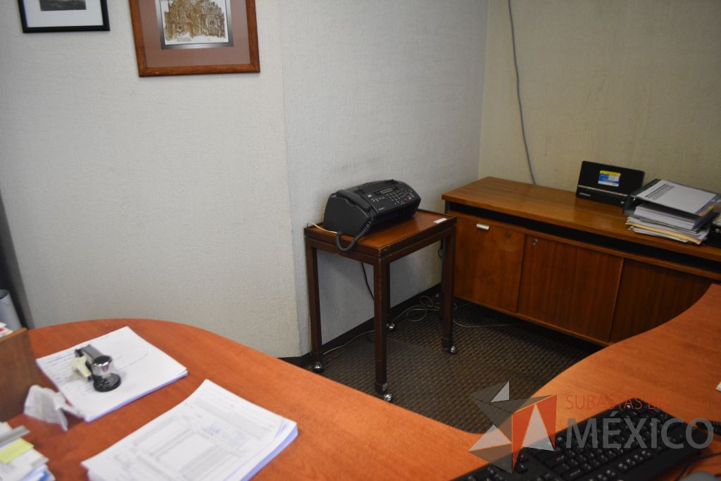 Lote 005 - Oficina ejecutiva, escritorio, credenza, archivero, mesa de apoyo - Imagen 5