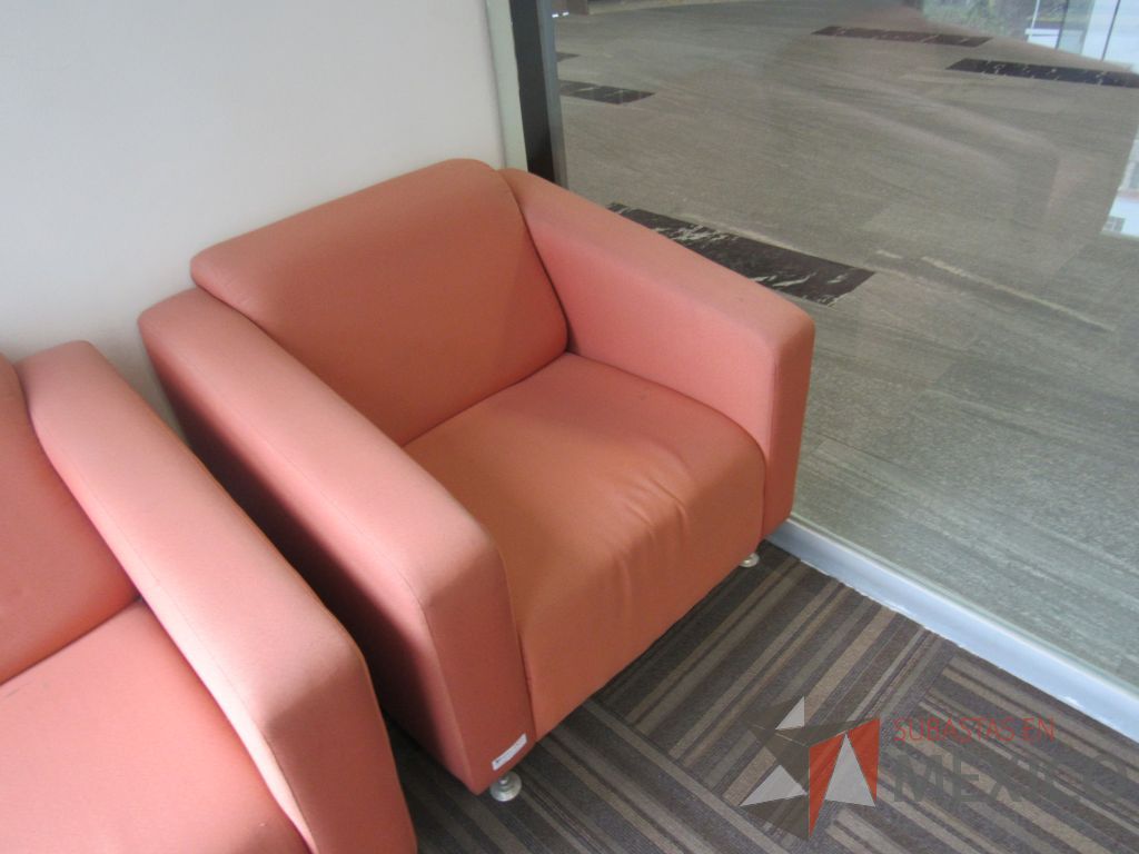 Lote 011 - Sillón de 1 plaza en tela color naranja