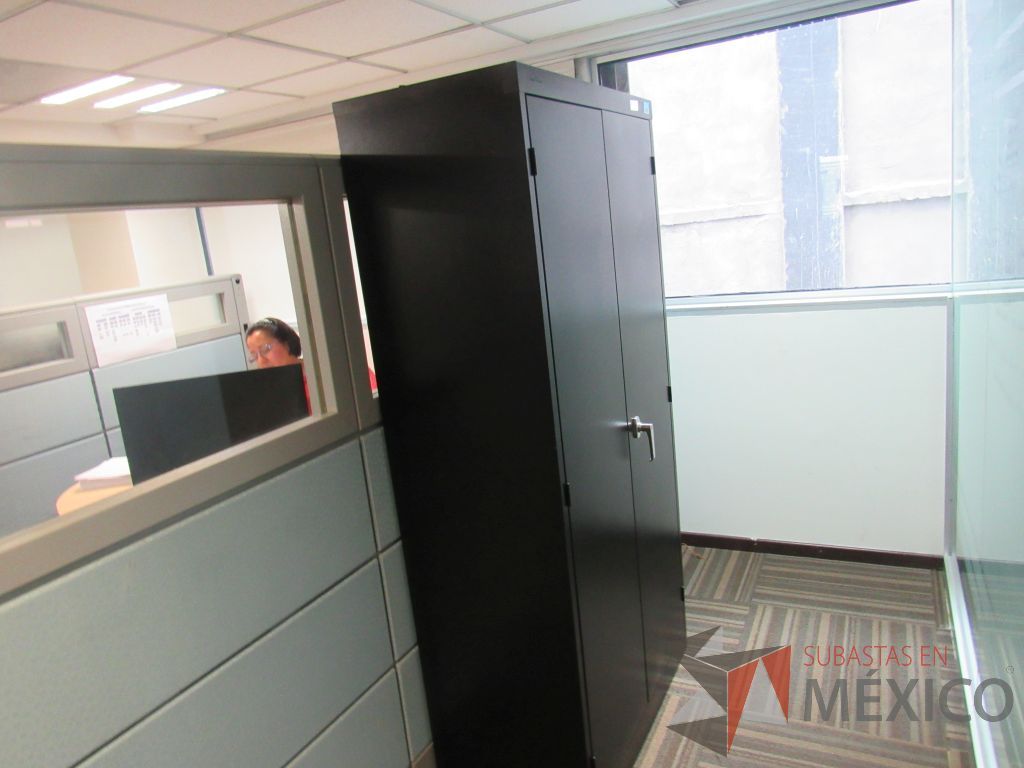 Lote 053 - Gabinete de metal con 4 entrepaños y 2 puertas en color negro