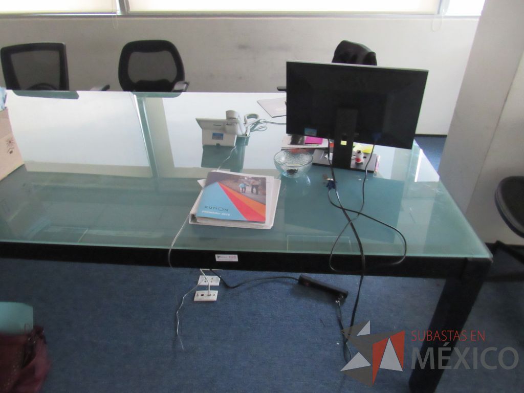 Lote 039 - Mesa de juntas para 8 personas de madera color negro con cubierta de vidrio - Imagen 6