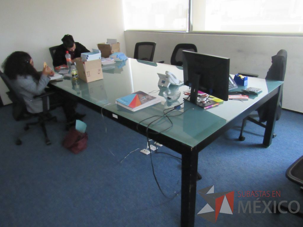 Lote 039 - Mesa de juntas para 8 personas de madera color negro con cubierta de vidrio
