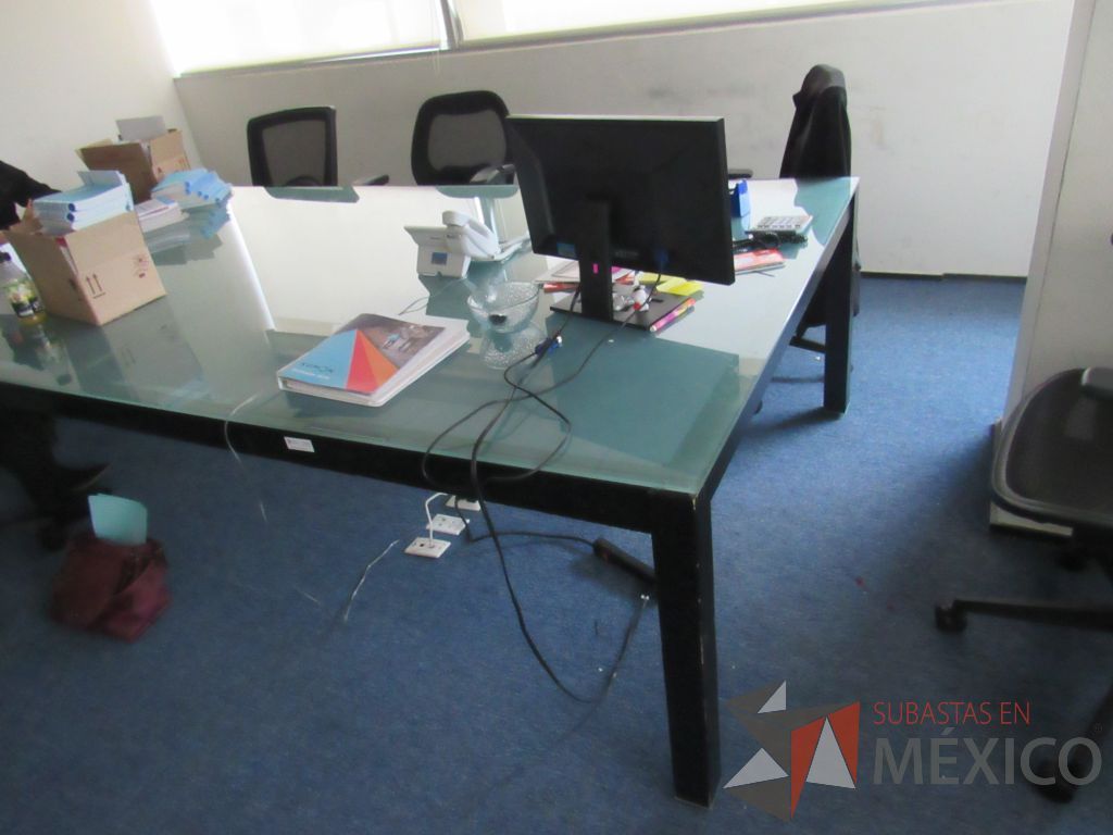 Lote 039 - Mesa de juntas para 8 personas de madera color negro con cubierta de vidrio - Imagen 5
