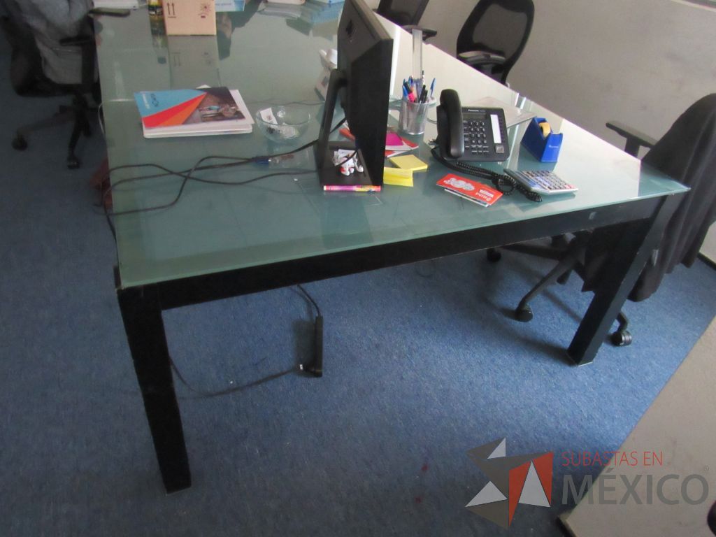 Lote 039 - Mesa de juntas para 8 personas de madera color negro con cubierta de vidrio - Imagen 4