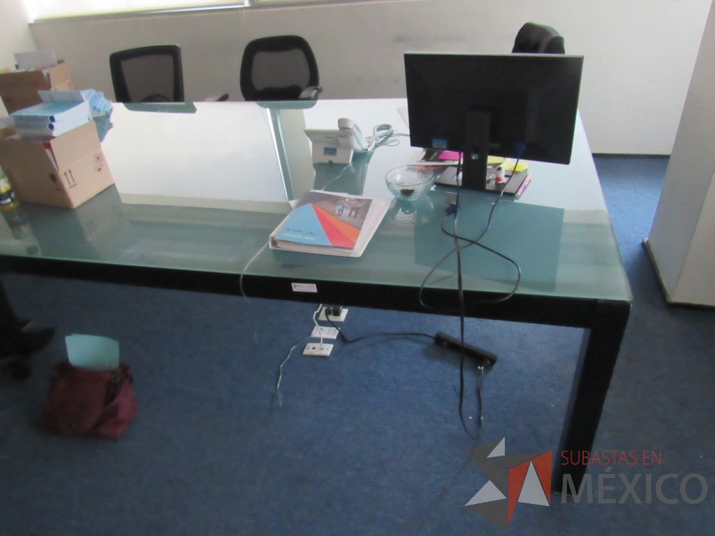 Lote 039 - Mesa de juntas para 8 personas de madera color negro con cubierta de vidrio - Imagen 3