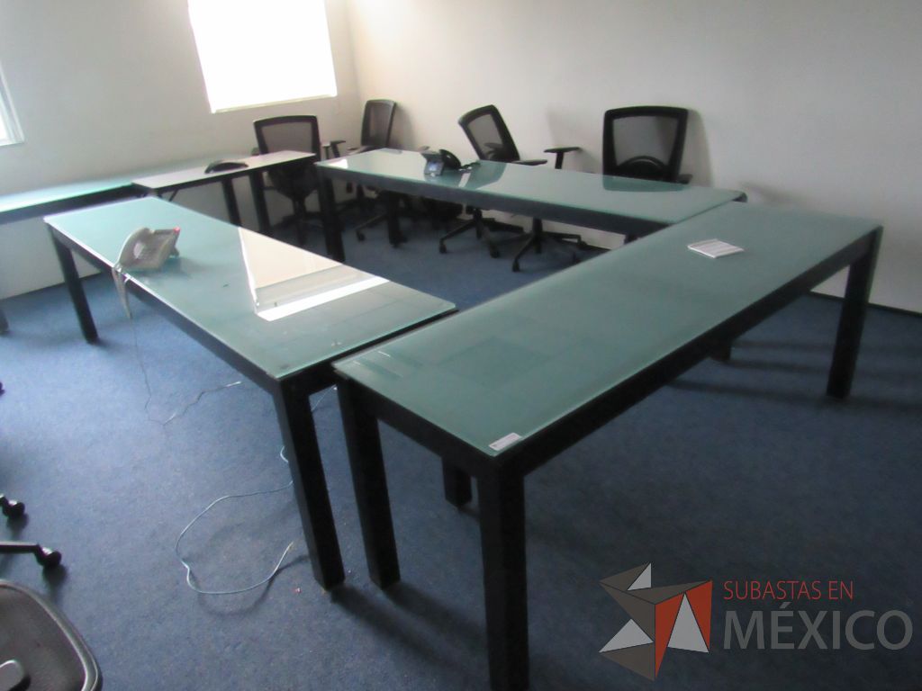Lote 009 - 1 Mesa de trabajo color negro con cubierta de vidrio - Imagen 5
