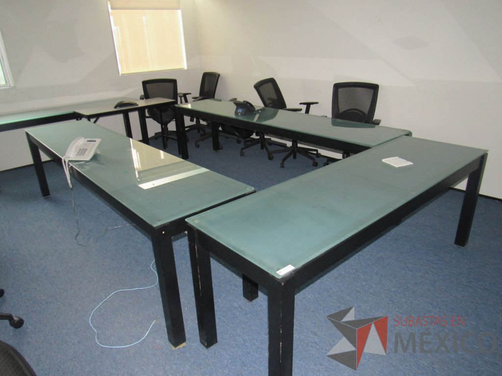 Lote 009 - 1 Mesa de trabajo color negro con cubierta de vidrio - Imagen 4