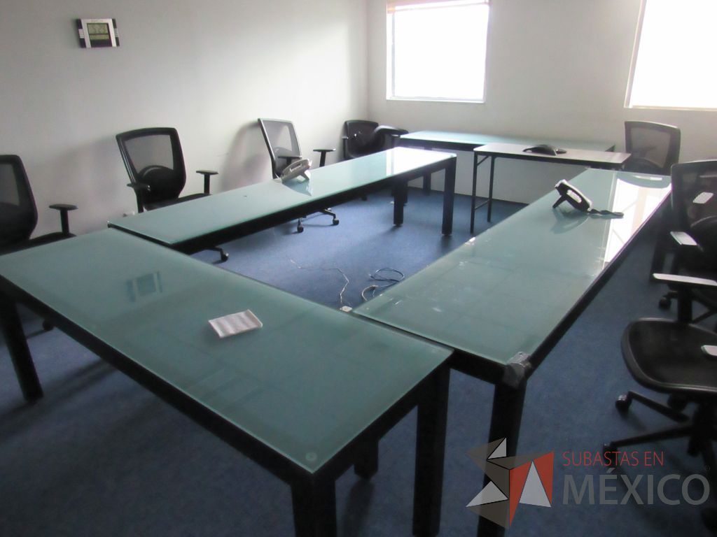 Lote 009 - 1 Mesa de trabajo color negro con cubierta de vidrio