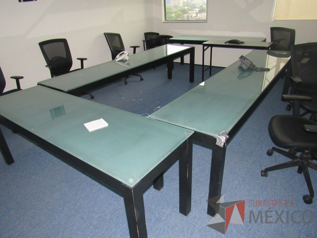 Lote 009 - 1 Mesa de trabajo color negro con cubierta de vidrio - Imagen 3