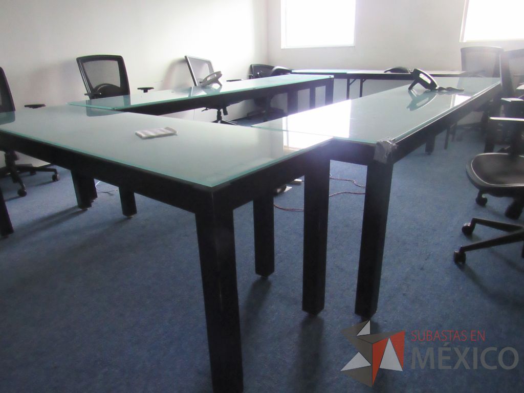 Lote 009 - 1 Mesa de trabajo color negro con cubierta de vidrio - Imagen 2