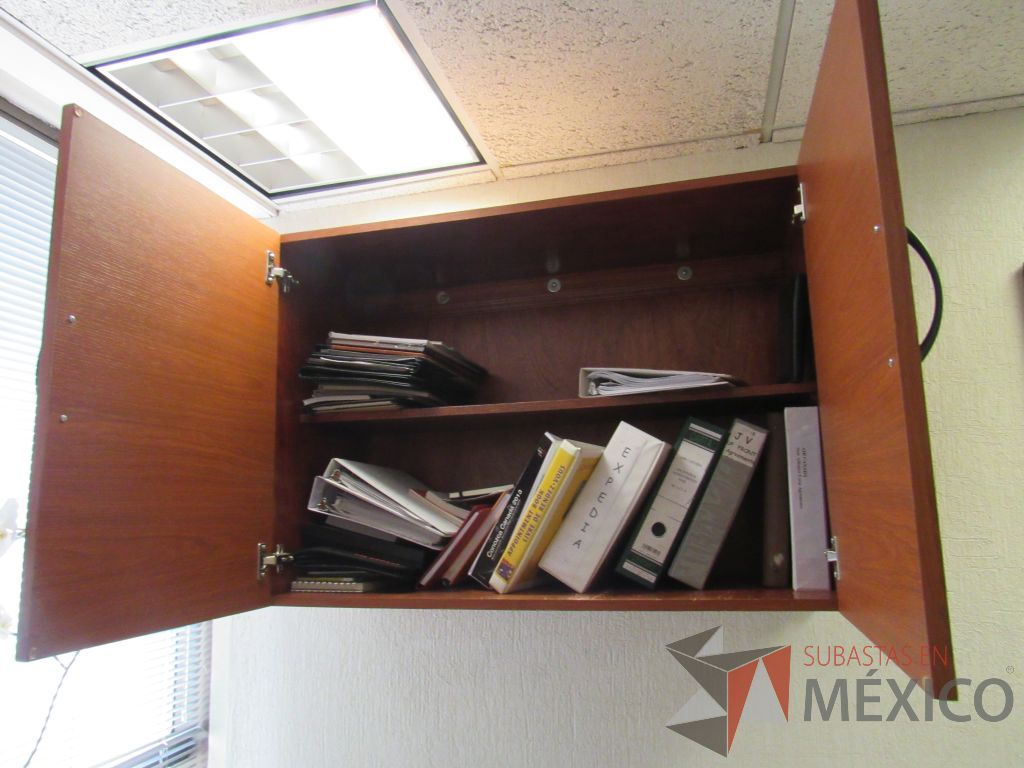 Lote 062 - Escritorio en escuadra y Credenza con cubierta tipo mármol - Imagen 5