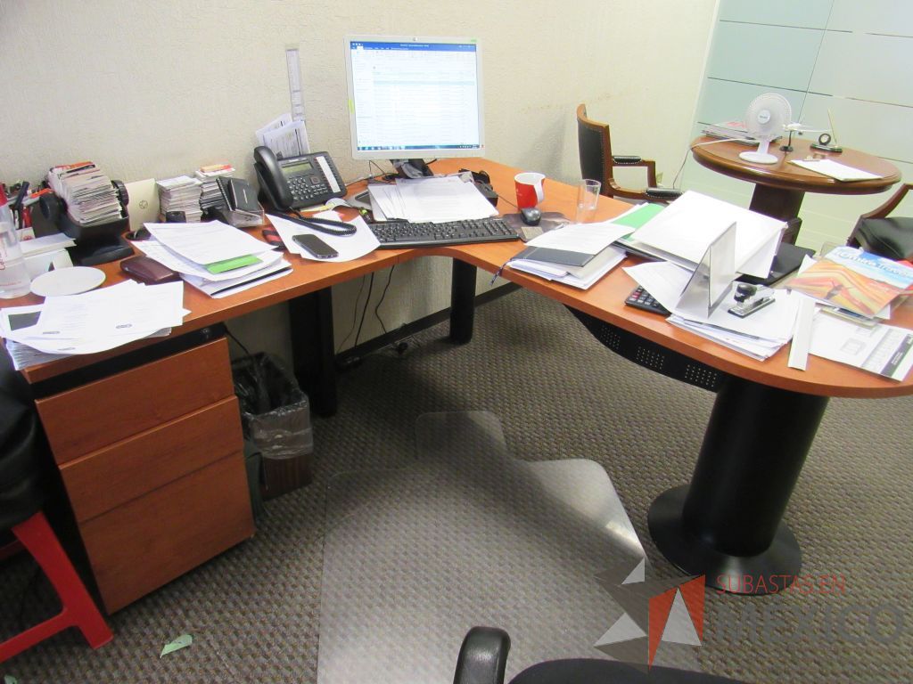 Lote 062 - Escritorio en escuadra y Credenza con cubierta tipo mármol - Imagen 3