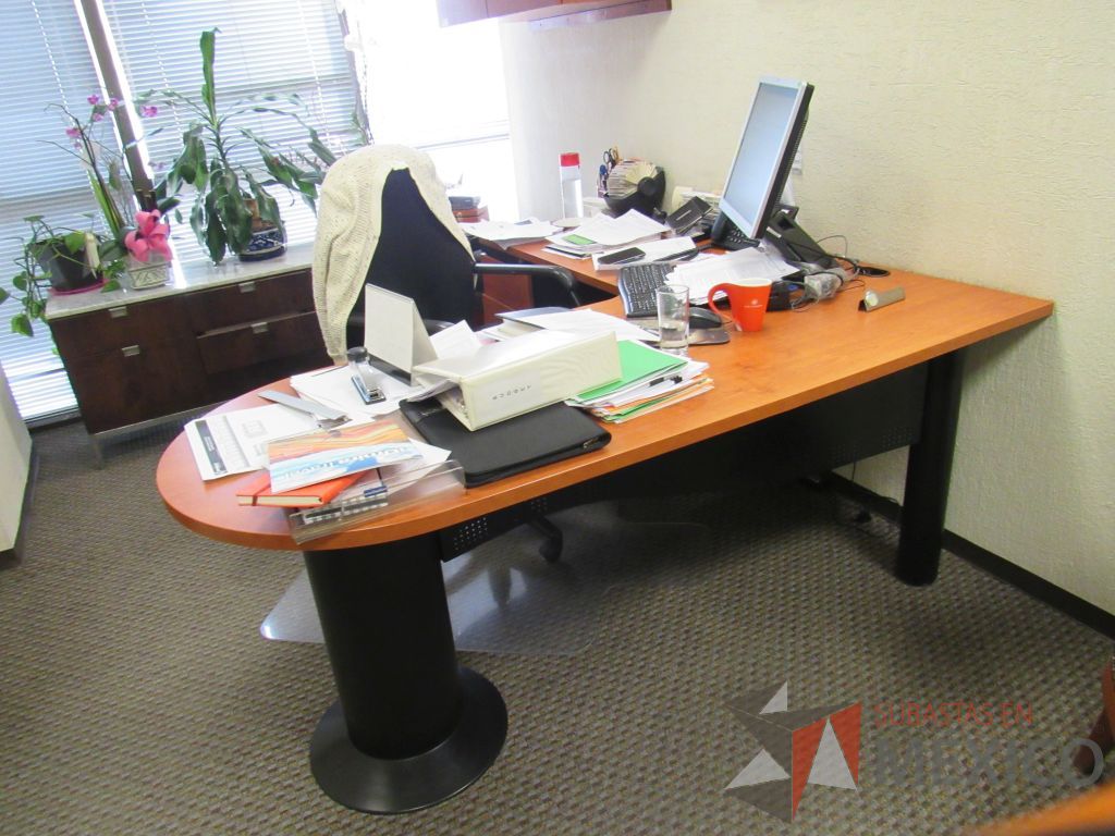 Lote 062 - Escritorio en escuadra y Credenza con cubierta tipo mármol - Imagen 2
