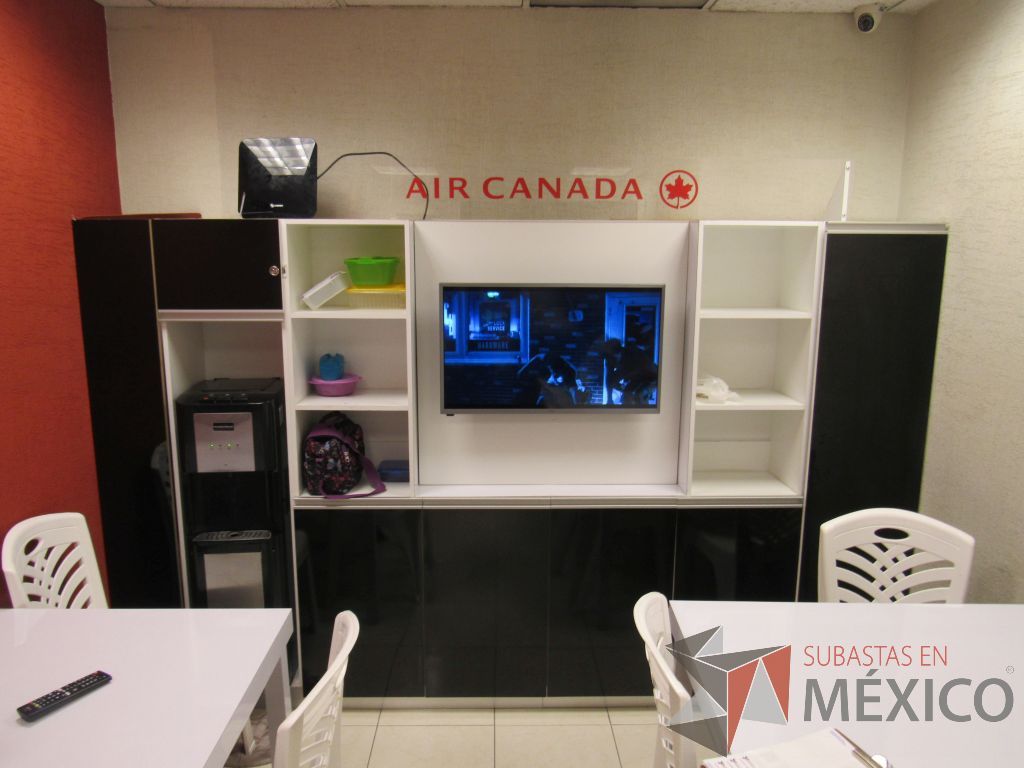 Lote 022 - Mueble para TV con 5 entrepaños y 7 puertas