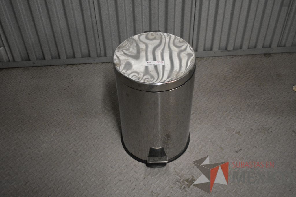 Lote 014 - 6 Botes para basura metálico con pedal para abrir tapa - Imagen 3