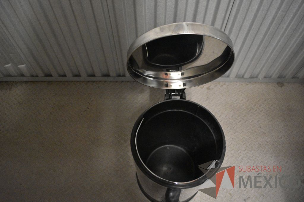 Lote 014 - 6 Botes para basura metálico con pedal para abrir tapa - Imagen 4