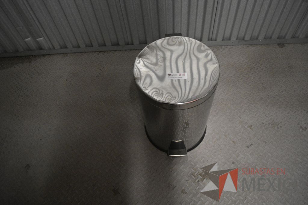 Lote 014 - 6 Botes para basura metálico con pedal para abrir tapa - Imagen 2