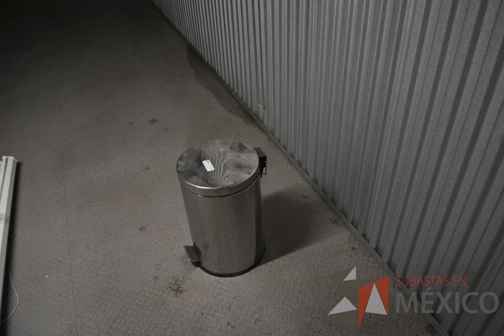 Lote 014 - 6 Botes para basura metálico con pedal para abrir tapa - Imagen 8