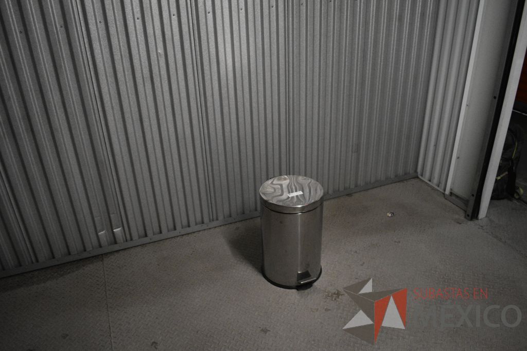 Lote 014 - 6 Botes para basura metálico con pedal para abrir tapa - Imagen 5