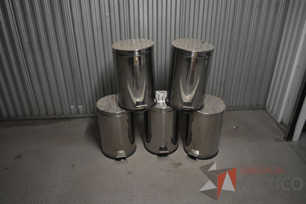 Lote 014 - 6 Botes para basura metálico con pedal para abrir tapa - Imagen 9