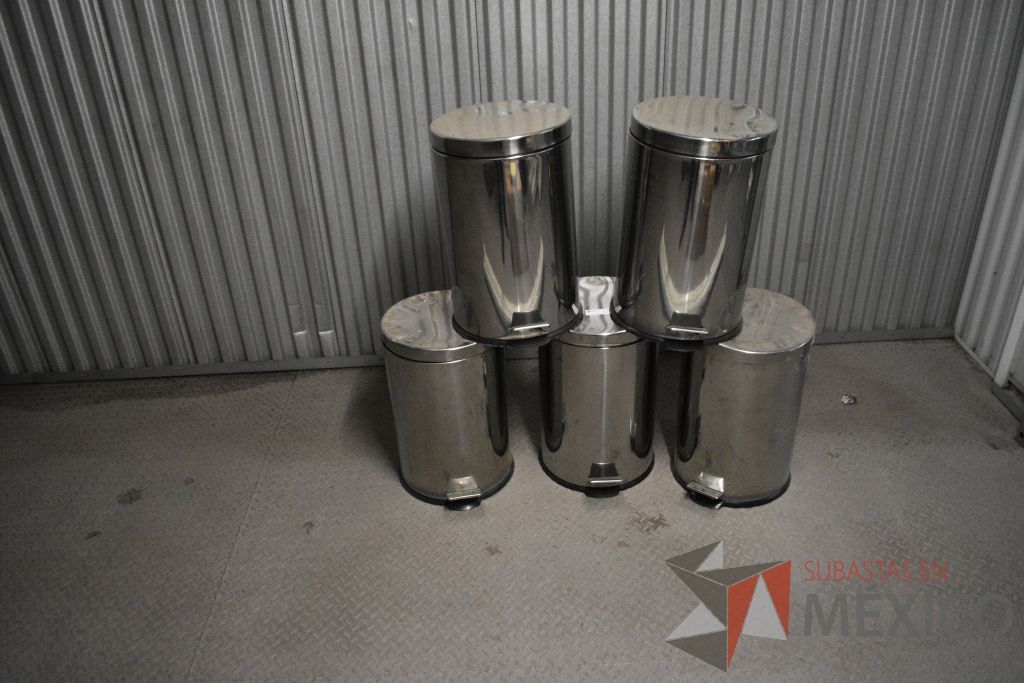 Lote 014 - 6 Botes para basura metálico con pedal para abrir tapa - Imagen 7