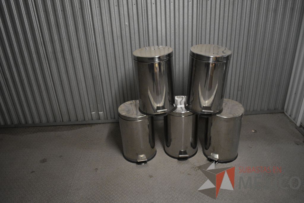 Lote 014 - 6 Botes para basura metálico con pedal para abrir tapa - Imagen 6
