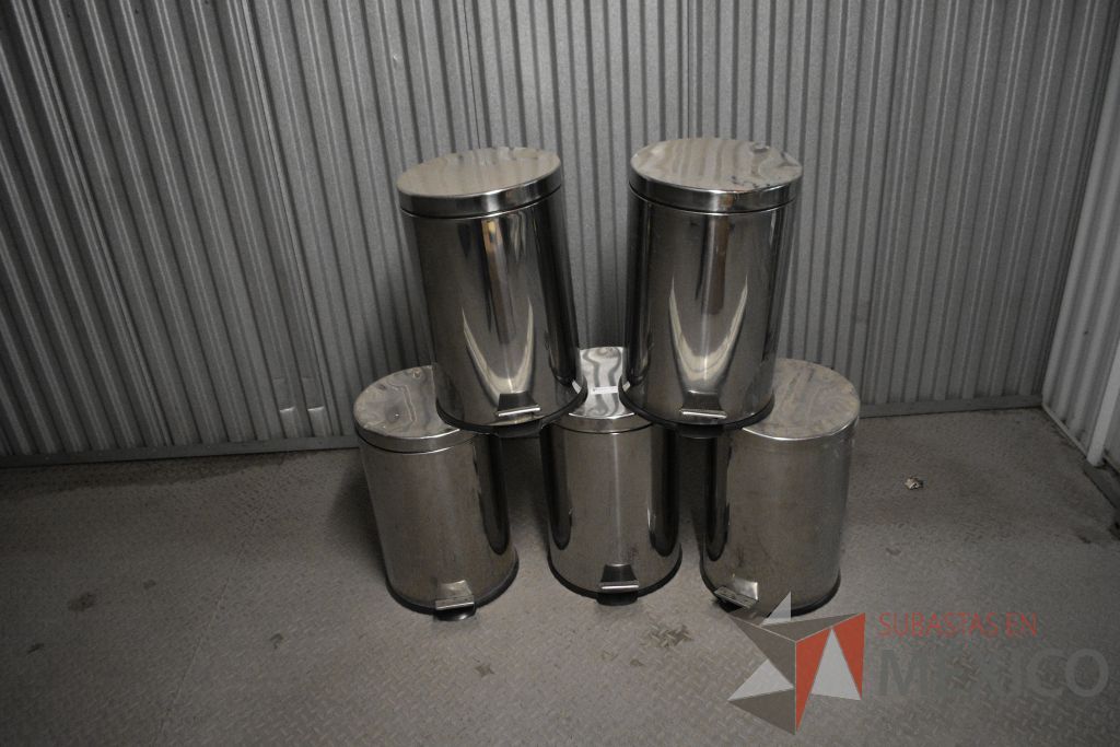 Lote 014 - 6 Botes para basura metálico con pedal para abrir tapa