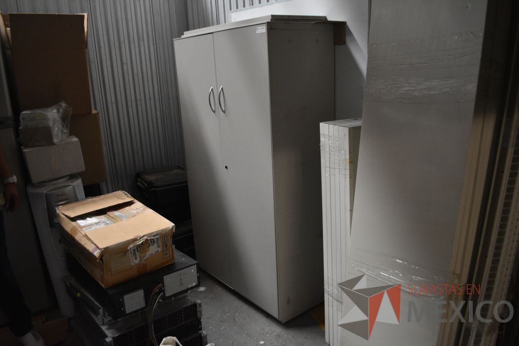 Lote 016 - Gabinete metálico alto con 4 entrepaños y puertas - Imagen 2