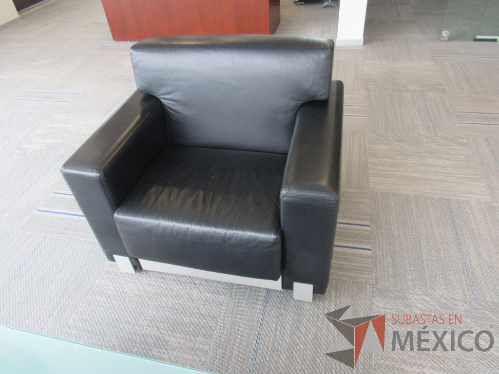 Lote 055 - Sillón de piel color negro con dos patas de metal
