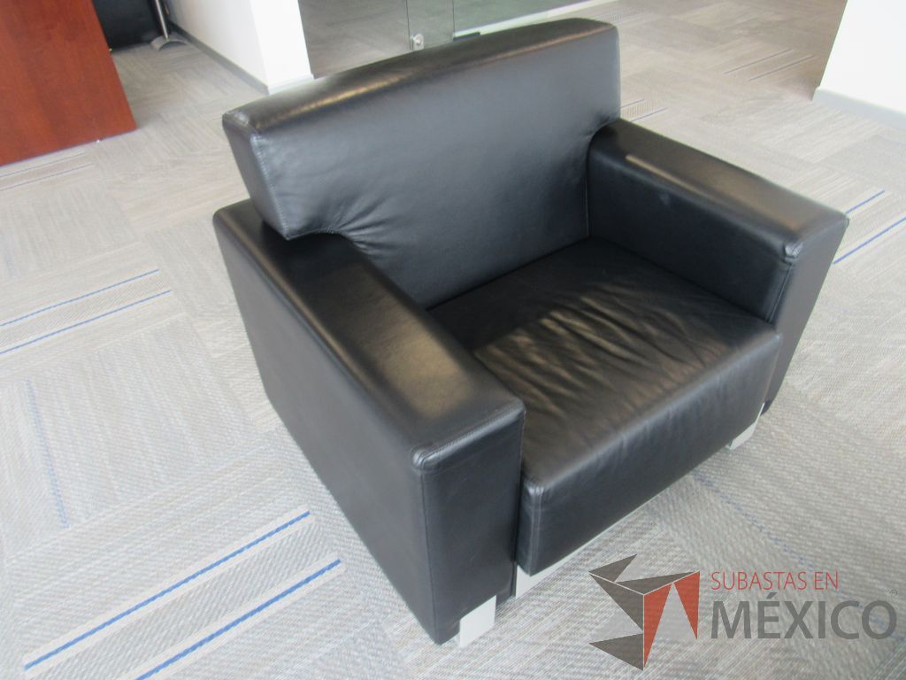 Lote 055 - Sillón de piel color negro con dos patas de metal - Imagen 2