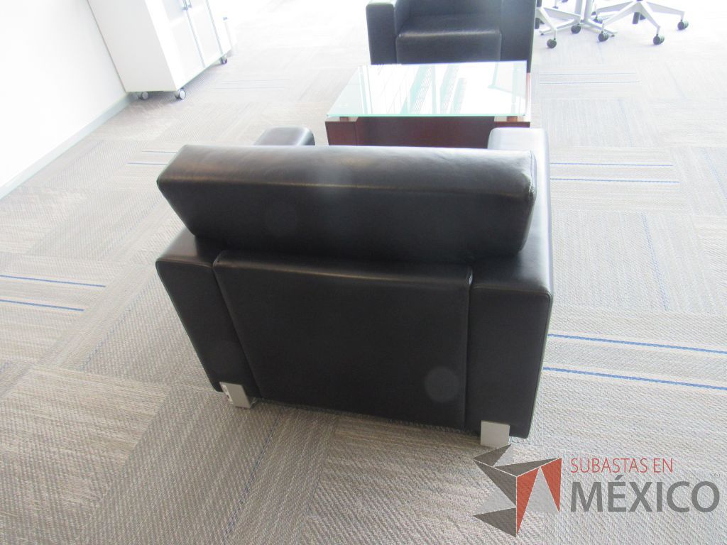 Lote 055 - Sillón de piel color negro con dos patas de metal - Imagen 4